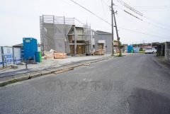 前面道路は6ｍ以上＾＾車をスムーズにお停めできます＾＾ カースペースは3台以上＾＾ご夫婦で車を1台ずつ所有でき便利です＾＾