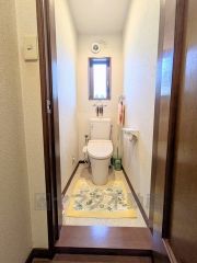 温水洗浄機付トイレです。節水機能もあるので、安心して使えますね。もちろん、1階2階の2ヶ所にトイレがあるので、忙しい朝にもゆとりができますね。