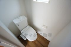 温水洗浄便座付きのトイレです。汚れてもサッとひと拭きでお手入れ簡単。節水仕様でしっかり洗浄できます。環境にやさしく、しかも経済的です。