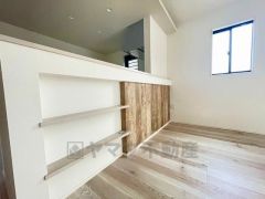 大きな窓のあるリビングは、陽光あふれる明るい空間です。居心地良く、ご家族皆がゆったり寛げる憩いの空間となりそうです。