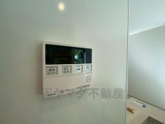 キッチン横からお湯張り、追い炊き、足し湯がボタン一つで楽々操作できる給湯機リモコンです＾＾忙しい夕飯の準備の時間帯に重宝しますね。