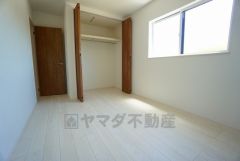 住む人のこだわりを活かす洋室＾＾日当たりがよく、寝室としての利用もおすすめ。広めのクローゼットもあり荷物もすっきり片付けれ、ゆとりのある暮らしが出来ます＾＾