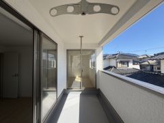 お洗濯物を干すスペースとしても十分な広さがあります。  お天気の良い日はお洗濯物がよく乾きそうな日当たり良好のバルコニーです＾＾