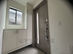 たっぷり収納できるシューズボックスです。家族全員の靴がきれいに整頓できます。棚の上にお花や写真を飾っても良いですね。