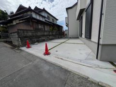 駐車スペースはゆとりある2台分を確保。マイカー用に、お客さま用に、余裕を持ってご利用いただけます。