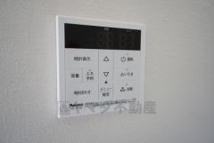キッチン横からお湯張り、追い炊き、足し湯がボタン一つで楽々操作できる給湯機リモコンです＾＾忙しい夕飯の準備の時間帯に重宝しますね。