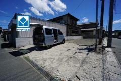 角地。並列駐車2台。西鉄バス篠栗北停まで徒歩7分。