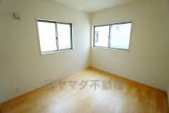 同仕様写真。暖かい日差しが差し込む洋室。たっぷり収納できるクローゼット付きでお部屋の中をすっきりと快適に保てます。