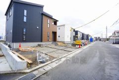 1号棟は角地で日当たり・風通し良好＾＾前面道路西側約6.2ｍ、北側約9.9ｍ。