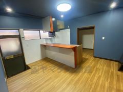 対面式カウンターキッチンでお子様の様子が見守れます。カウンタートップは耐熱性に優れており、日ごろのお掃除もふき取るだけでＯＫ。ステンレスシンクも簡単にお掃除できますよ。