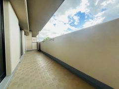 幅広のインナーバルコニーは洗濯物を守りやすく、眩しすぎる日差しも和らげます。