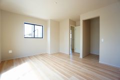 住む人のこだわりを活かす洋室＾＾日当たりがよく、寝室としての利用もおすすめ。広めのクローゼットもあり荷物もすっきり片付けれ、ゆとりのある暮らしが出来ます＾＾