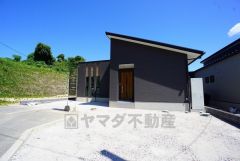 カースペース3台分＾＾ ご夫婦で1台ずつと友人や急な来客があっても困りません＾＾ 休日は大切なお車の洗車もゆっくりできますね＾＾