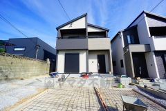 2沿線利用。西鉄バス「南ケ丘四ツ角」停まで徒歩4分。スーパーまで徒歩9分＾＾コンビニまで徒歩10分。お買い物が便利＾＾