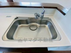 広々とした凸型シンクに洗剤ポケットを標準装備。大きなお鍋など洗いやすいです。洗剤や石鹸、スポンジもすっきりできる収納付き。