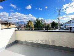 お洗濯物を干すスペースとしても十分な広さがあります。  お天気の良い日はお洗濯物がよく乾きそうな日当たり良好のバルコニー＾＾