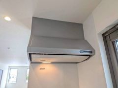 調理により発生する油煙や臭いを吸い込み、屋外へ排気してくれます。