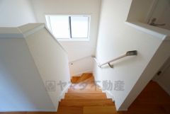 ご年配の方でも安心できる、手すり付き階段です＾＾段差も低めで設定されてますので安全性にも優れてますね＾＾