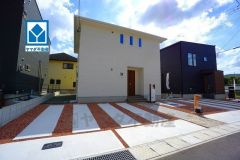 オール電化住宅＾＾敷地50坪以上。コミュニティバス「川宮プラチナタウン」停まで徒歩2分。WIC2ヶ所・SIC・リビング階段・並列2台駐車＾＾