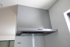 調理により発生する油煙や臭いを吸い込み、屋外へ排気してくれます。