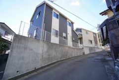 前面道路は駐車もしやすい広々とした幅です＾＾カースペース2台分有り＾＾ イオンモール筑紫野まで車で約27分（8.6ｋｍ）