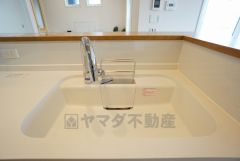 対面式カウンターキッチンでお子様の様子が見守れます。カウンタートップは耐熱性に優れており、日ごろのお掃除もふき取るだけでＯＫ。ステンレスシンクも簡単にお掃除できますよ。