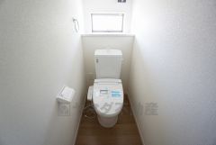 ウォシュレット付トイレです。節水機能もあるので、安心して使えますね。もちろん、1階2階の2ヶ所にトイレがあるので、忙しい朝にもゆとりができますね。