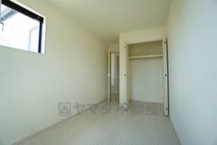 木目調のシンプルデザインで落ち着きと安らぎの空間に仕上げています。各部屋に収納が完備されているので、お荷物が多くなっても安心の設計です。