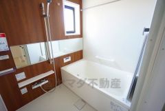 1日の疲れを癒すくつろぎのバスルーム。足を伸ばしてもゆったりと入れるサイズです。お子様と一緒にお風呂に入っても狭くないですね^^