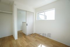 全居室にはたっぷり収納できる大型クローゼットを設置しています。窓には断熱性・保温性にすぐれ、省エネ効果のあるペアガラスを採用。冬には結露を防止します。