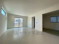 夏は強い日差しをカット、冬は暖かな遮熱高断熱型Low-Eガラスを採用。夏の強い日差しを約60%カットし、冷房効果を高めます。紫外線もカットするため紫外線による日焼けも抑制。