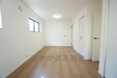一部屋で利用することも、お子様が大きくなれば二部屋として用途によって可動間仕切りの出来る洋室です＾＾