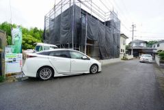 前面道路は交通量が少なく小さなお子様がいるご家庭も安心です＾＾ カースペースは停めやすい並列駐車4台付き。