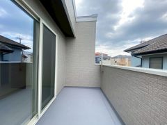 雨に濡れにくいインナーバルコニーは家事を助けてくれること間違いなし。外からも見えづらく、椅子やテーブルを置けばくつろぎ空間になりますね。