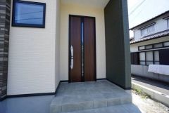たっぷり収納できるシューズボックスです。家族全員の靴がきれいに整頓できます。棚の上にお花や写真を飾っても良いですね。
