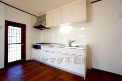 対面式カウンターキッチンでお子様の様子が見守れます。カウンタートップは耐熱性に優れており、日ごろのお掃除もふき取るだけでＯＫ。ステンレスシンクも簡単にお掃除できますよ。