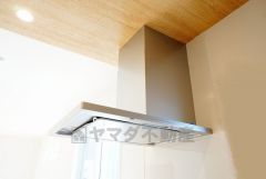 同仕様写真。調理により発生する油煙や臭いを吸い込み、屋外へ排気してくれます。