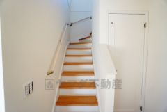 ご年配の方でも安心できる、手すり付き階段です＾＾段差も低めで設定されてますので安全性にも優れてますね＾＾