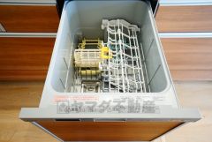 同仕様写真。ビルトインタイプで、キッチンと同じカラーにすることにより一体感を持たせることができます。乾燥機能が備わっているため家事の時間が短縮できます。