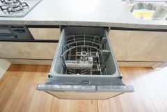 ビルトインタイプで、キッチンと同じカラーにすることにより一体感を持たせることができます。乾燥機能が備わっているため家事の時間が短縮できます。