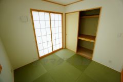 同仕様写真。ＬＤＫに隣接する和室です。様々な使用用途で活躍しそうです。