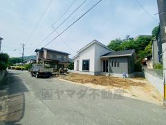 前面道路は交通量が少なく小さなお子様がいるご家庭もも安心です＾＾ 約5ｍ、カースペースは停めやすい並列駐車2台付き＾＾