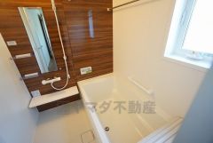 1日の疲れを癒すくつろぎのバスルーム。足を伸ばしてもゆったりと入れるサイズです。お子様と一緒にお風呂に入っても狭くないですね^^