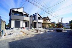 前面道路は南西側約4.6ｍ。交通量が少なく小さなお子様がいるご家庭でも安心です。 スマートキー、食器洗い乾燥機、高断熱Low－E複層ガラス、温水洗浄便座、浴室暖房乾燥機など生活を豊かにする設備が満載。