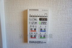 雨の日の洗濯も安心できる浴室暖房乾燥機付き浴室。リモコンで操作もボタン1つで簡単。 浴室暖房乾燥機には、暖房、乾燥、涼風、換気の4つの機能が付いています。タイマー付きです。