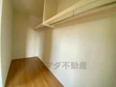 収納力豊富なウォークインクローゼット。 洋服や小物などを1箇所にまとめて美しい収納を実現します。