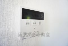 キッチン横からお湯張り、追い炊き、足し湯がボタン一つで楽々操作できる給湯機リモコンです。忙しい夕飯準備の時間帯に重宝しますね。