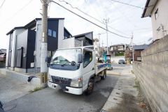 前面道路は公道北側約7.7ｍ、東側約4.1ｍ、私道南側約3.5ｍ。 車通りも少なく、安全性も確保しています＾＾