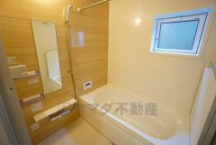 1日の疲れを癒すくつろぎのバスルーム。足を伸ばしてもゆったりと入れるサイズです。お子様と一緒にお風呂に入っても狭くないですね^^