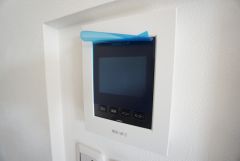 防犯性、セキュリティ対策に安心できるテレビモニター付きインターフォンです。セールスマン対策にもなり安心できます。